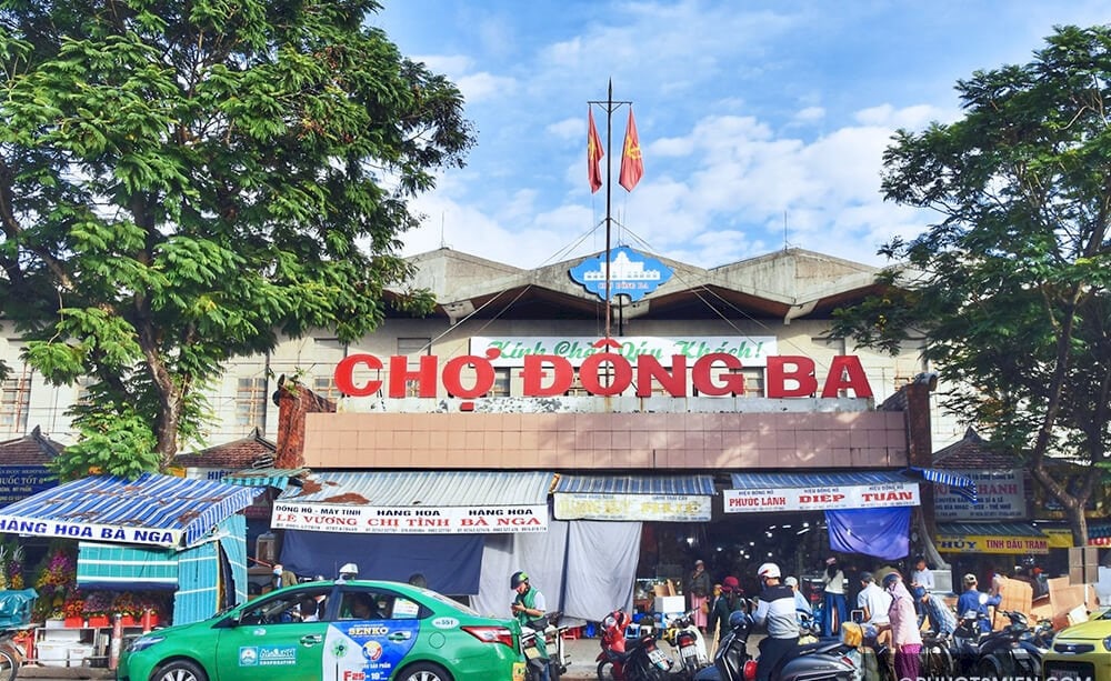 Travelers commonly reach Dong Ba Market by taxi, motorcycles, or public bus for convenience